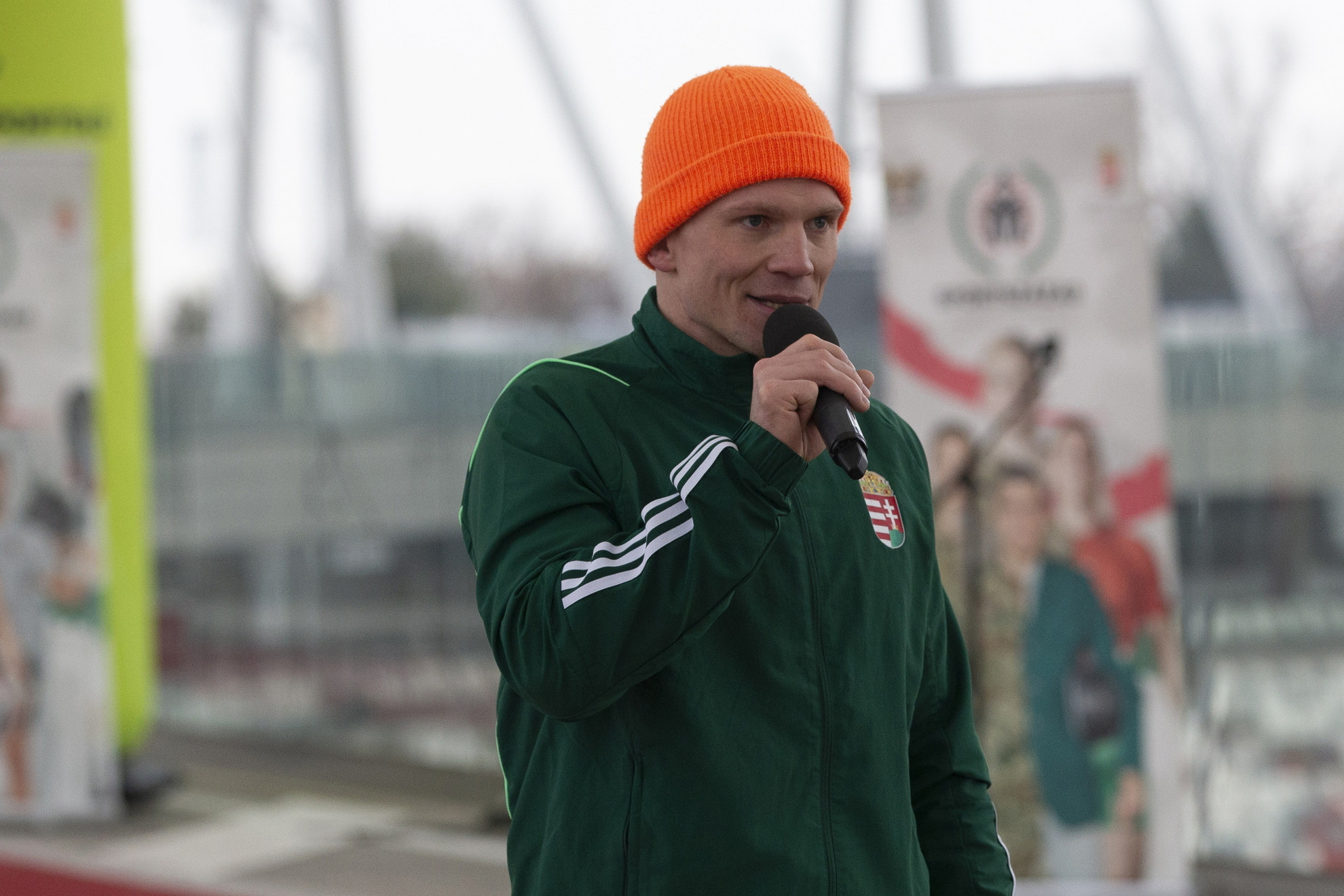 Krizsán Szabolcs őrnagy, a Magyar Honvédség Sportszázadának parancsnoka beszél, a Magyar Honvédség Sportszázadának jótékonysági futásán és adománygyűjtésén a Nemzeti Atlétikai Központban 2024. december 14-én