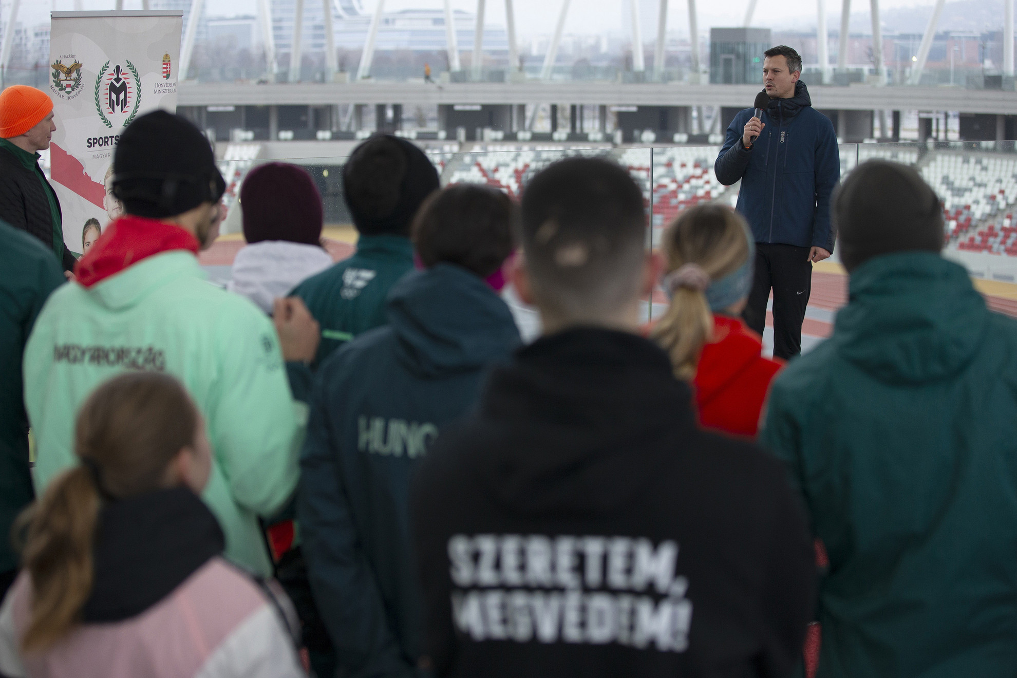 Baji Balázs, a Nemzeti Sportügynökség sportszakmai és sportstratégiai vezérigazgató-helyettese a Magyar Honvédség Sportszázadának jótékonysági futásán és adománygyűjtésén a Nemzeti Atlétikai Központban 2024. december 14-én