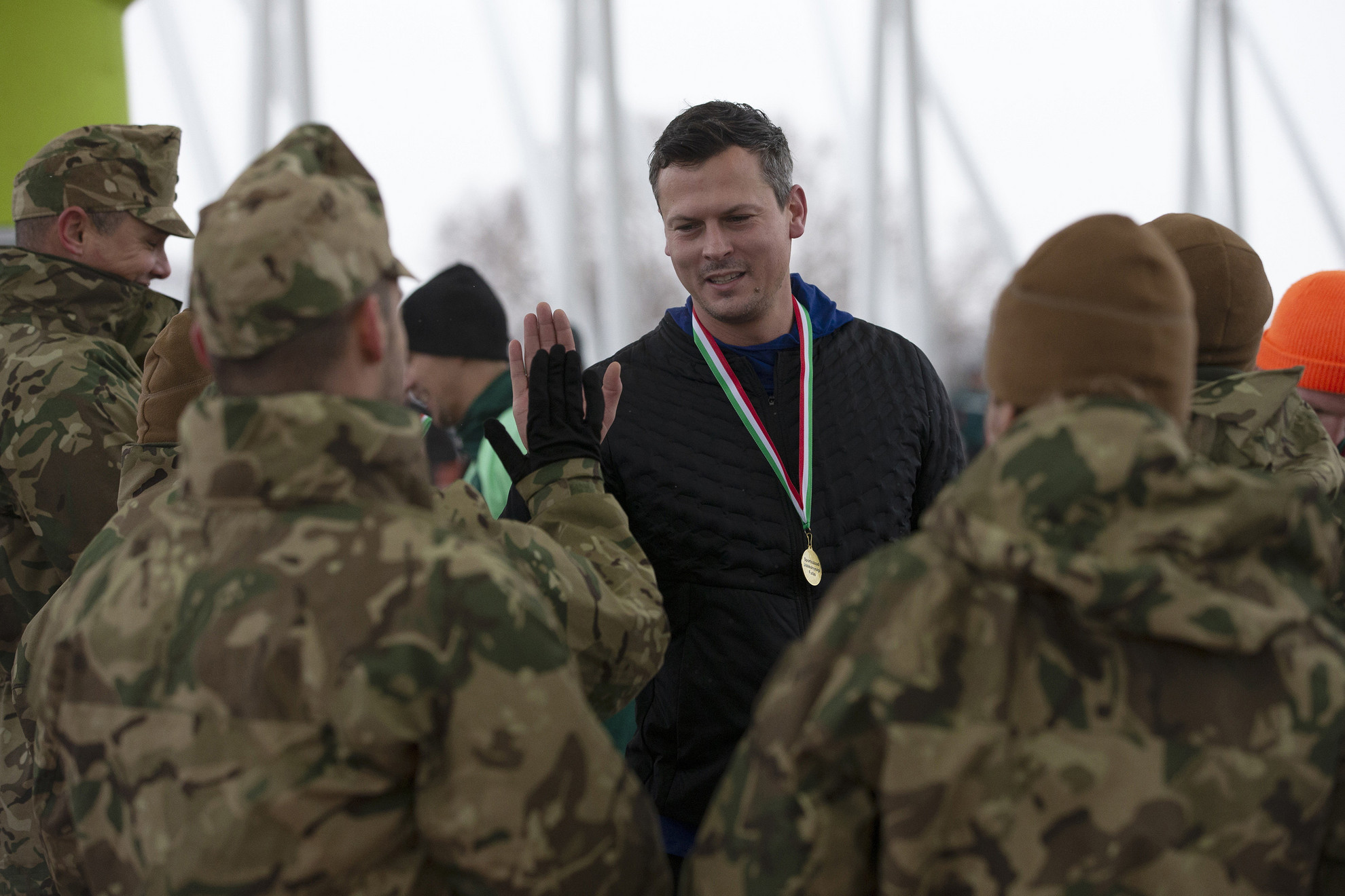 Baji Balázs, a Nemzeti Sportügynökség sportszakmai és sportstratégiai vezérigazgató-helyettese a célban a Magyar Honvédség Sportszázadának jótékonysági futásán és adománygyűjtésén a Nemzeti Atlétikai Központban 2024. december 14-én