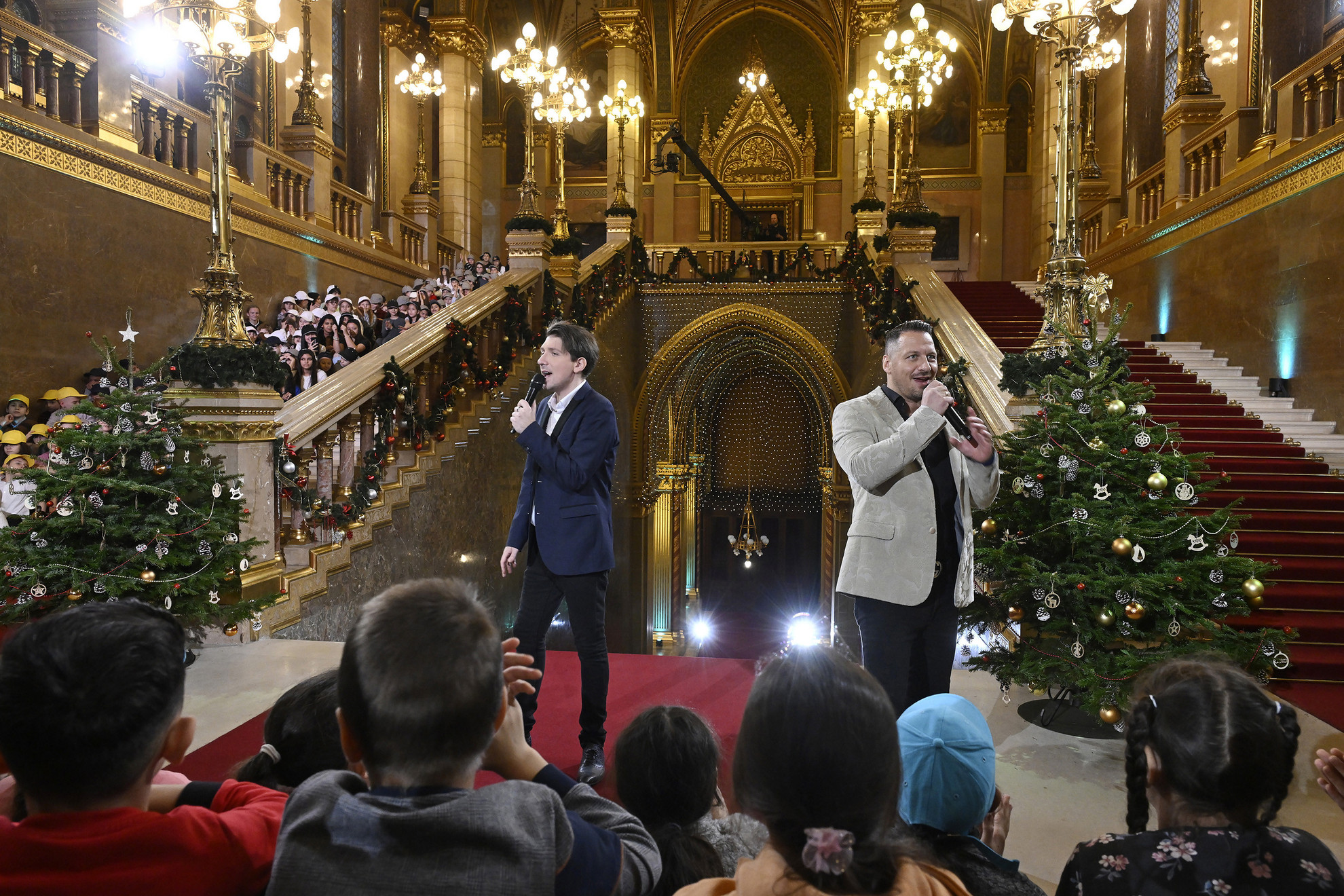 Vastag Tamás (b) és Vastag Csaba énekesek a hagyományos Országházi Gyermekkarácsony rendezvényen a Parlamentben, ahol az Országgyűlés és a Nemzetközi Gyermekmentő Szolgálat 800 hátrányos helyzetű, nehéz anyagi körülmények között élő általános iskolás gyermeket látott vendégül Magyarországról és határon túli, magyarok lakta településekről 2024. december 21-én