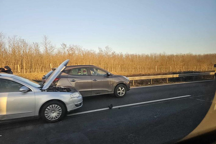 Fotó: MH/Józó Andrea Baleset történt az M5-ös autópályán, több autó is karambolozott