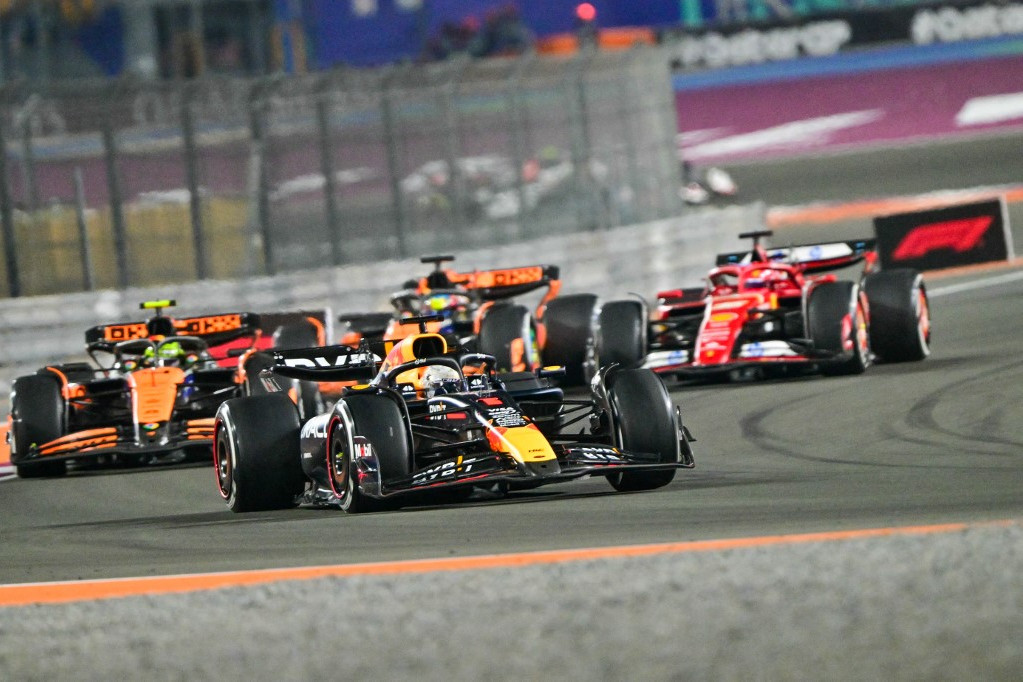 A negyedik világbajnoki címét egy hete Las Vegasban bebiztosító Max Verstappen, a Red Bull holland versenyzője nyerte a Forma-1-es Katari Nagydíjat vasárnap Dohában.