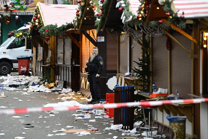 Fotó: AFP/John McDougall Menczer Tamás: Az emberek azt várják a vezetőiktől, hogy védjék meg őket