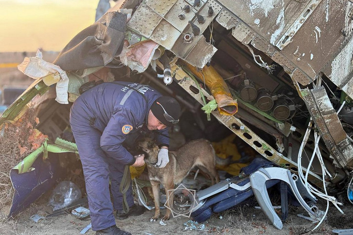 Fotó: AFP/Kazakhstan's Emergency Situations Ministry Mégsem baleset miatt zuhant le az Azerbaijan Airlines gépe?