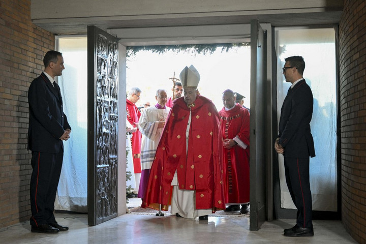 Fotó: AFP/Vatican Media Ferenc pápa egy börtön bejáratával nyitotta meg a második szent kaput