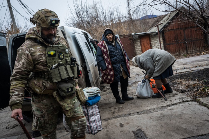 Fotó: Anadolu Agency via AFP/Wolfgang Schwan Pokrovszk lakója sokkolta a nyugati újságírókat