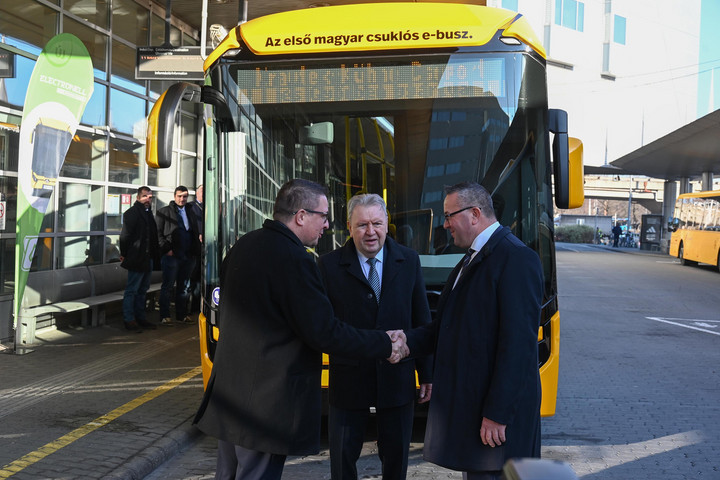 Fotó: MTI/Máthé Zoltán Először gyártottak ilyen csuklós buszt Magyarországon