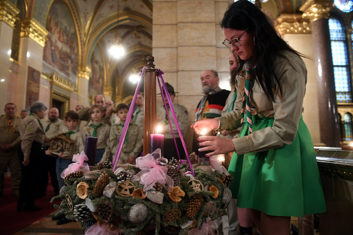 Fotó: MTI/Kovács Attila Megérkezett a Parlamentbe a betlehemi Születés Templomában meggyújtott Békeláng
