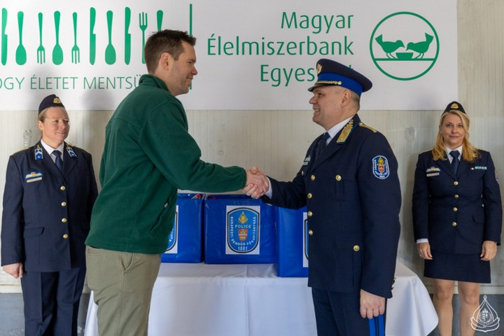 Kilenc tonna adományt gyűjtöttek a budapesti rendőrök