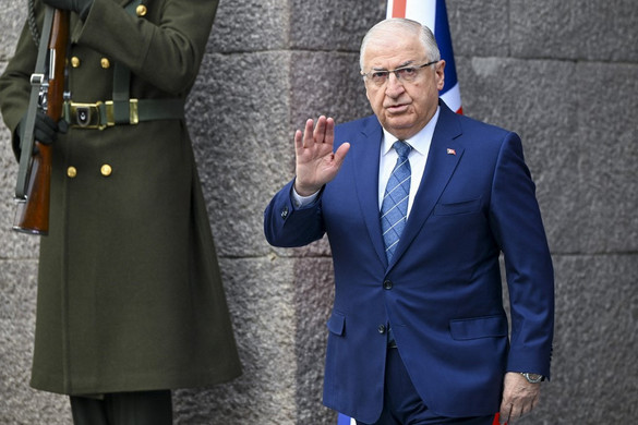 Törökország kész katonai kiképzést fölajánlani Szíriának