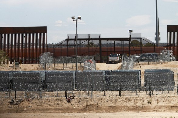 Sokkoló óriásplakátokkal riogatják a migránsokat Mexikóban