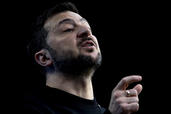 Zelenszkij a harcmezőn és a tárgyalóasztalnál is harcolni kíván 2025-ben