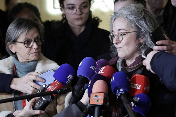 Súlyos büntetéseket szabott ki a bíróság a lefejezéssel megölt francia tanár elleni gyilkosság vádlottjaira