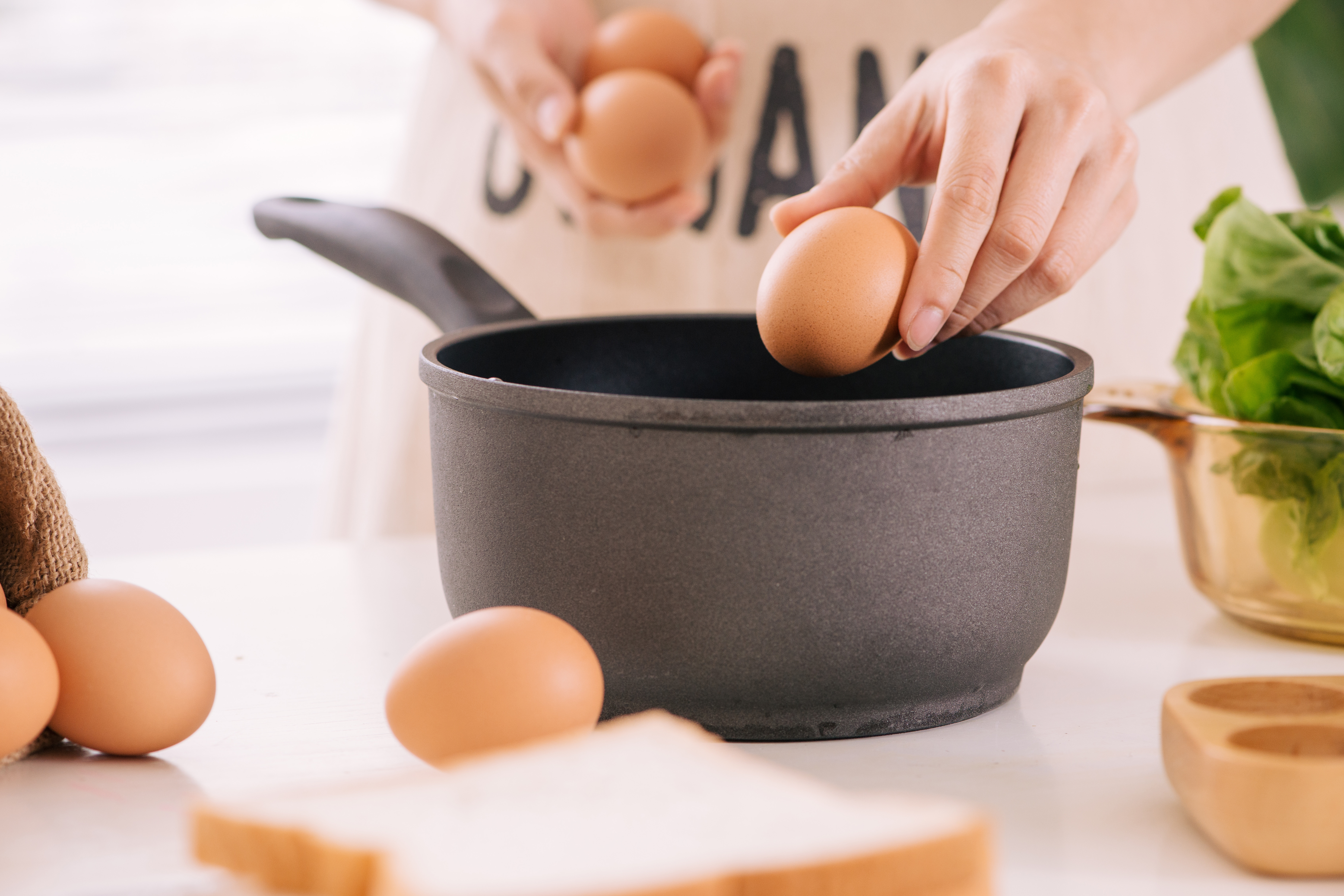 Egy kanálnyi a főzővízbe, és a tojások kipattannak a héjukból