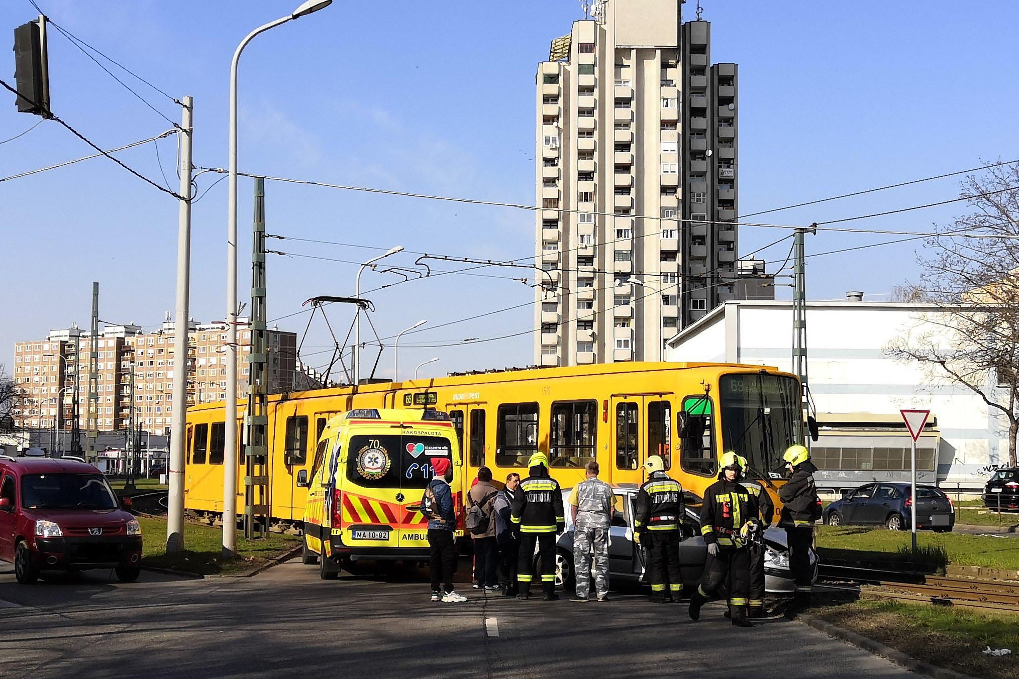 Villamosnak ütközött egy személyautó Újpalotán Kép