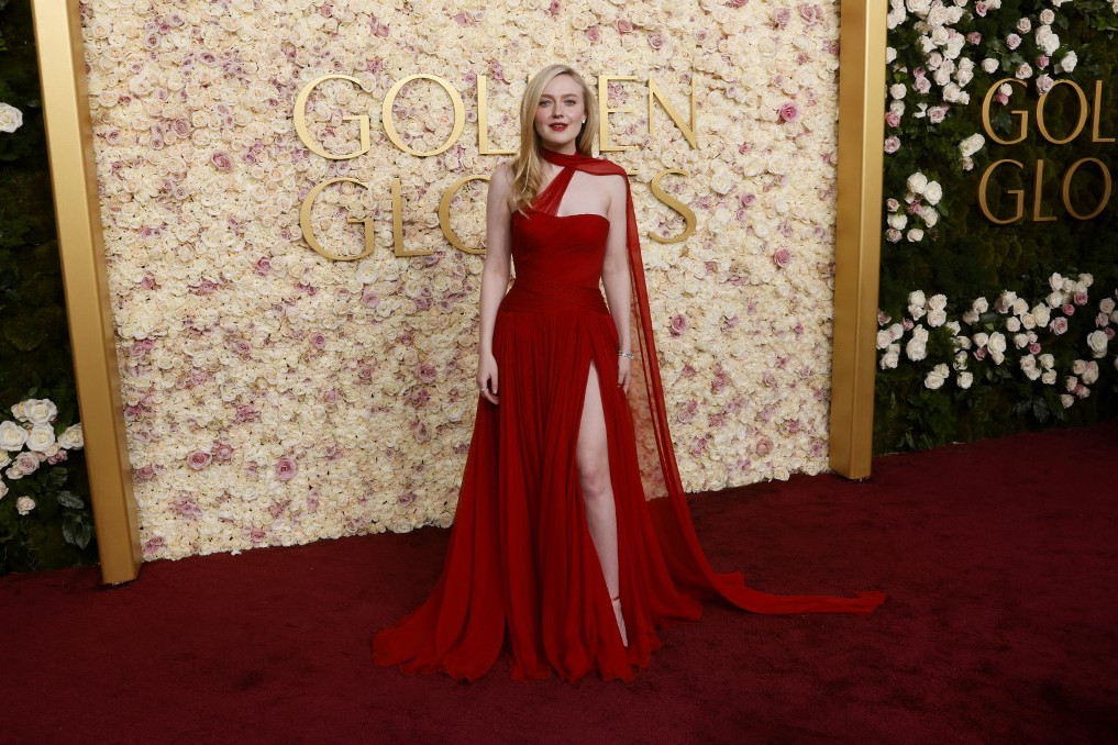 Dakota Fanning amerikai színésznő érkezik a 82. éves Golden Globe-díjátadóra