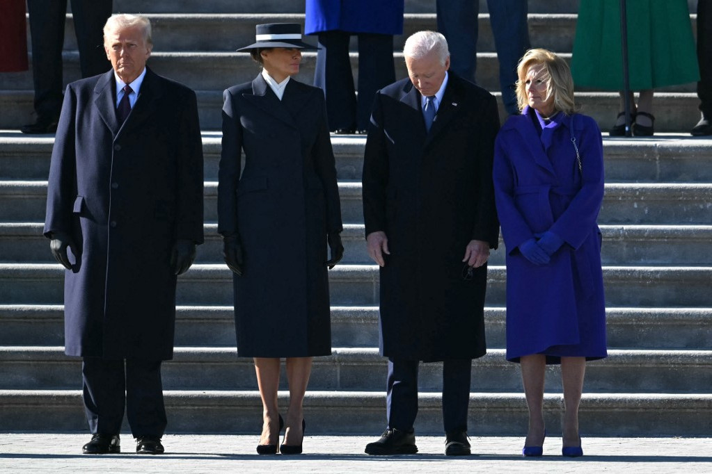 (b-j) Donald Trump amerikai elnök, Melania Trump first lady, Joe Biden volt amerikai elnök és Jill Biden volt first lady az elnöki beiktatást követő búcsúceremónián a Capitolium előtt, Washingtonban 2025. január 20-án.