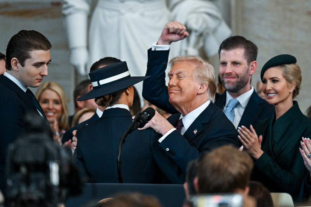 Donald J. Trump megválasztott elnök ünnepel a családjával, miután felesküdött az Egyesült Államok 47. elnökévé történő beiktatásának ünnepségén a Capitol Rotundában, Washingtonban, 2025. január 20-án, hétfőn. Ez a 60. amerikai elnöki beiktatás és Trump második nem egymást követő beiktatása amerikai elnökként