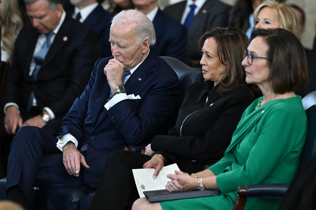 Joe Biden (2. b) volt amerikai elnök és Kamala Harris (2. j) volt alelnök Donald Trump amerikai elnök első hivatalos beszédét hallgatja a washingtoni Capitolium Rotundájában 2025. január 20-án