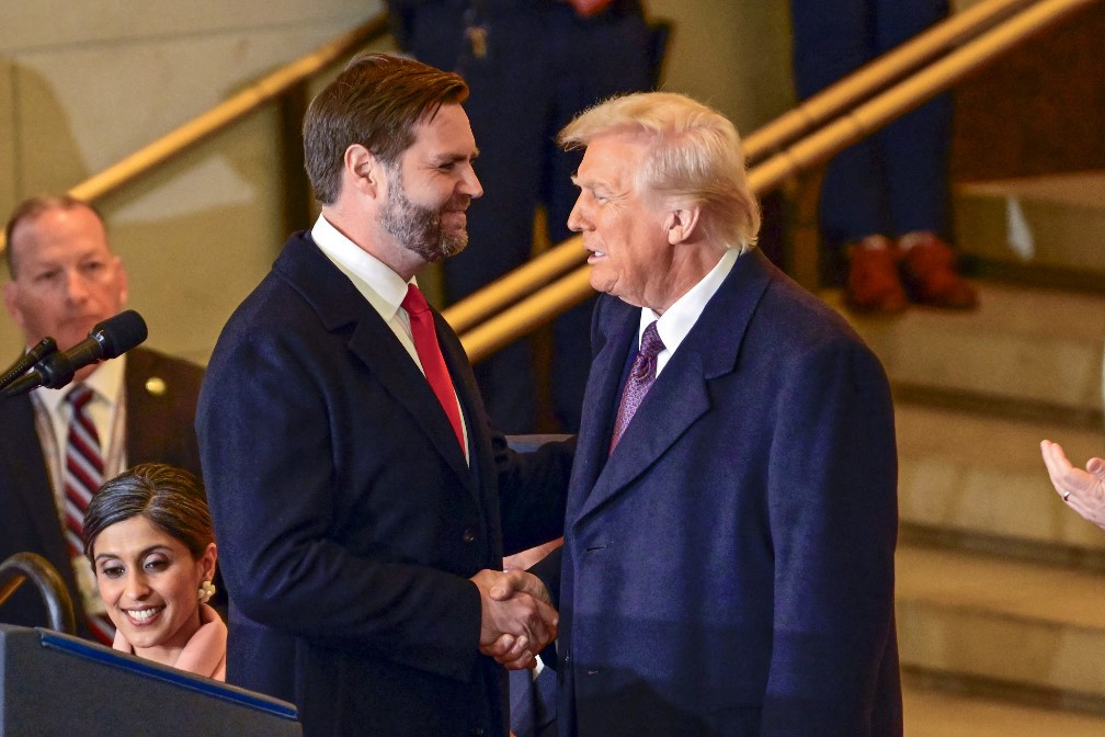 Donald J. Trump amerikai elnök (j) és J. D. Vance amerikai alelnök az Egyesült Államok Capitoliumának Emancipation Halljában, Washingtonban 2025. január 20-án