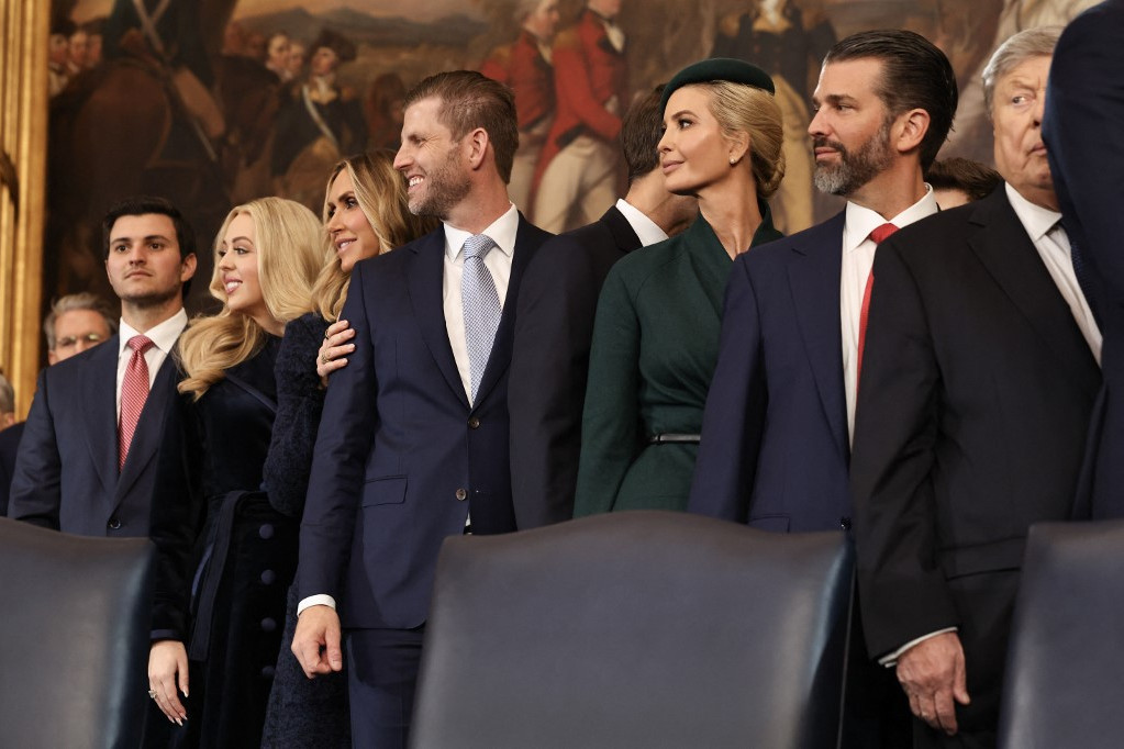(Balról jobbra) Michael Boulos, Tiffany Trump, Lara Trump, Eric Trump, Jared Kushner, Ivanka Trump és ifjabb Donald Trump részt vettek a beiktatási ünnepségen a Capitolium Rotundájában, Washingtonban 2025. január 20-án. Donald Trump hivatalba lépett második ciklusára az Egyesült Államok 47. elnökeként