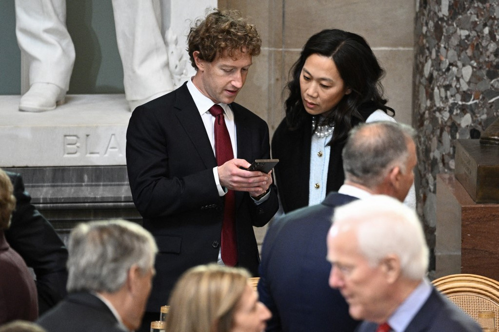 Mark Zuckerberg, a Meta és a Facebook vezérigazgatója és felesége, Priscilla Chan részt vettek a frissen beiktatott amerikai elnök, Donald Trump tiszteletére rendezett ebéden az amerikai Capitolium Statuary Halljában Washingtonban 2025. január 20-án