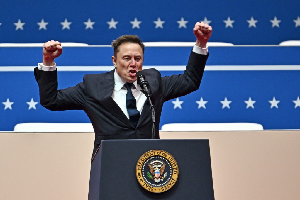 Elon Musk, a Tesla és a SpaceX vezérigazgatója beszédet mondott a Capitol One Arénában tartott beiktatási felvonuláson, Washingtonban, 2025. január 20-án