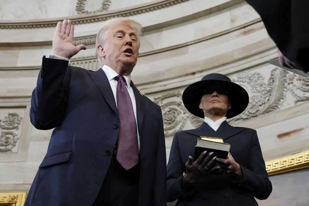 Donald Trumpot John Roberts főbíró eskette fel az Egyesült Államok 47. elnökévé, a Bibliát felesége, Melania Trump tartotta a 60. elnöki beiktatáson a Capitolium Rotundájában, Washingtonban 2025. január 20-án, hétfő