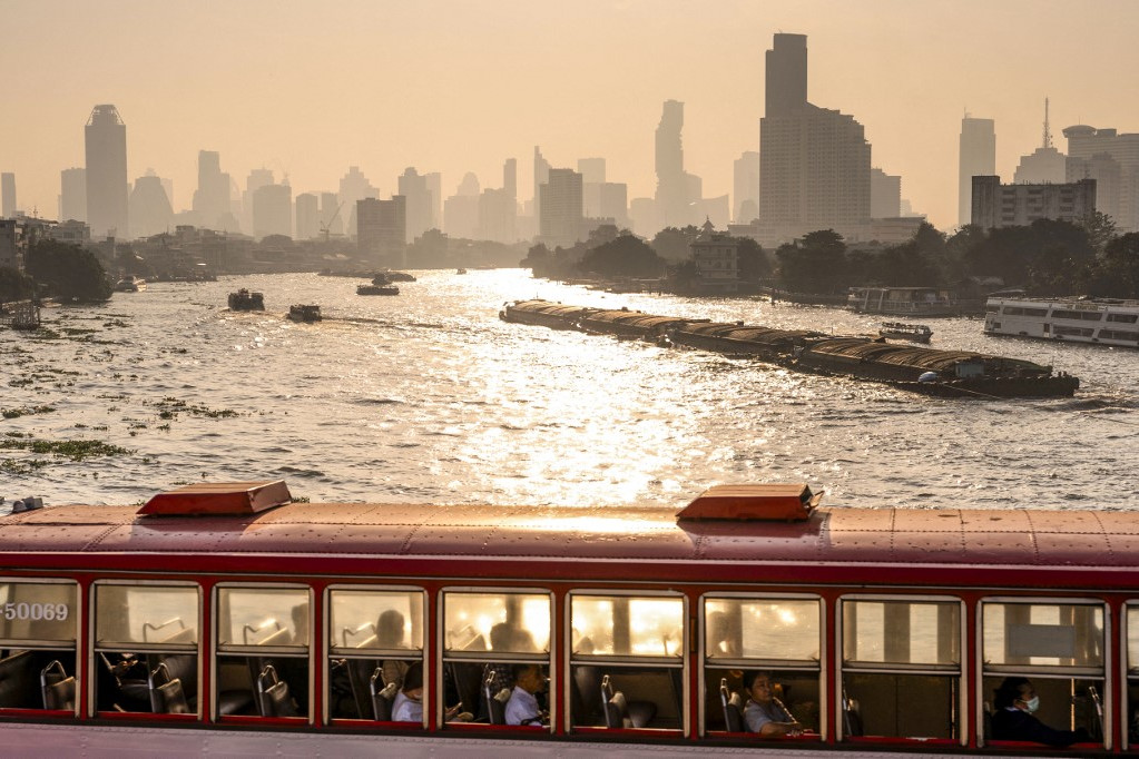 A magas légszennyezettségi szint Bangkokban 2025. január 22-én még a Chao Phraya folyó felett átívelő hidat is homályba borítja