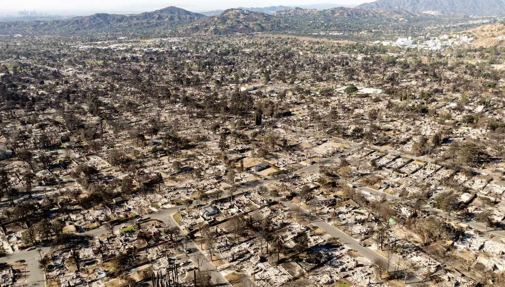 A légi felvételen több ezer leégett otthon és a szomorúság az Eaton-tűz után a kaliforniai Los Angeles megye Altadena területén 2025. január 21-én