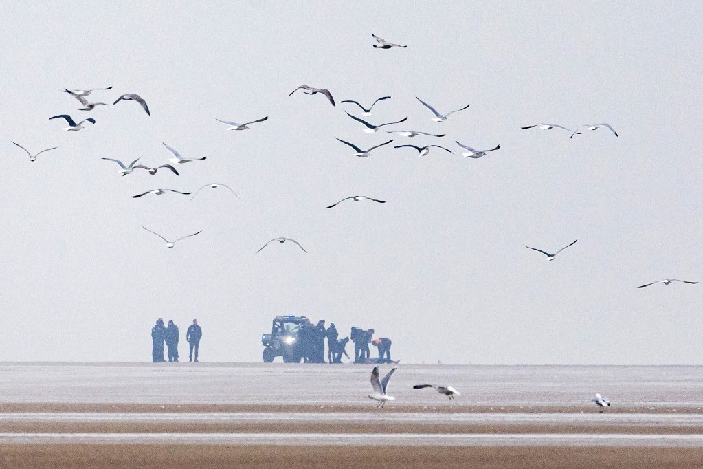 A francia nemzeti rendőrség és a Francia Köztársasági Biztonsági Testület (CRS - Compagnies Republicaines de Securite) rendőrei a Sangatte strandján, Calais közelében, egy húszas éveiben járó jemeni migráns holttestét fedezték fel 2025. január 22-én. A strandról indulva sok migráns próbál átkelni a veszélyes La Manche-csatornán
