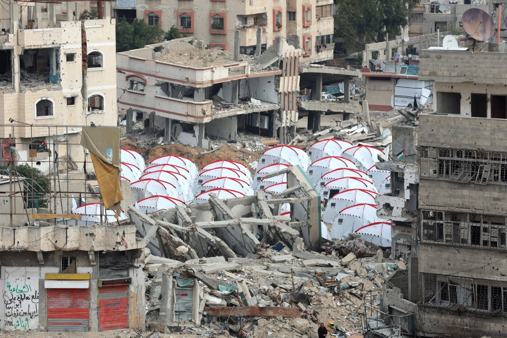 Az Izrael és a Hamász közötti tűzszüneti megállapodás negyedik napján sátrak borítják be az épületek romjait a gázai Al-Shujiyya negyedben 2025. január 22-én. A hazatérő palesztinok átmeneti otthonaként szolgálnak a fehér buborékok