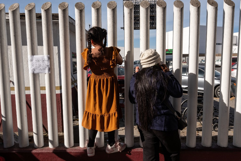 Menekültkérők várták a CBP One kinevezéséről szóló híreket a mexikói Baja California államban, Tijuanában található El Chaparral átkelőhelyen 2025. január 21-én. A mexikói elnök kedden „hideg fejet” kért Donald Trump amerikai elnök bejelentése nyomán, amelyben egyebek mellett a migrációra vonatkozó szigorú új korlátozásait jelentette be