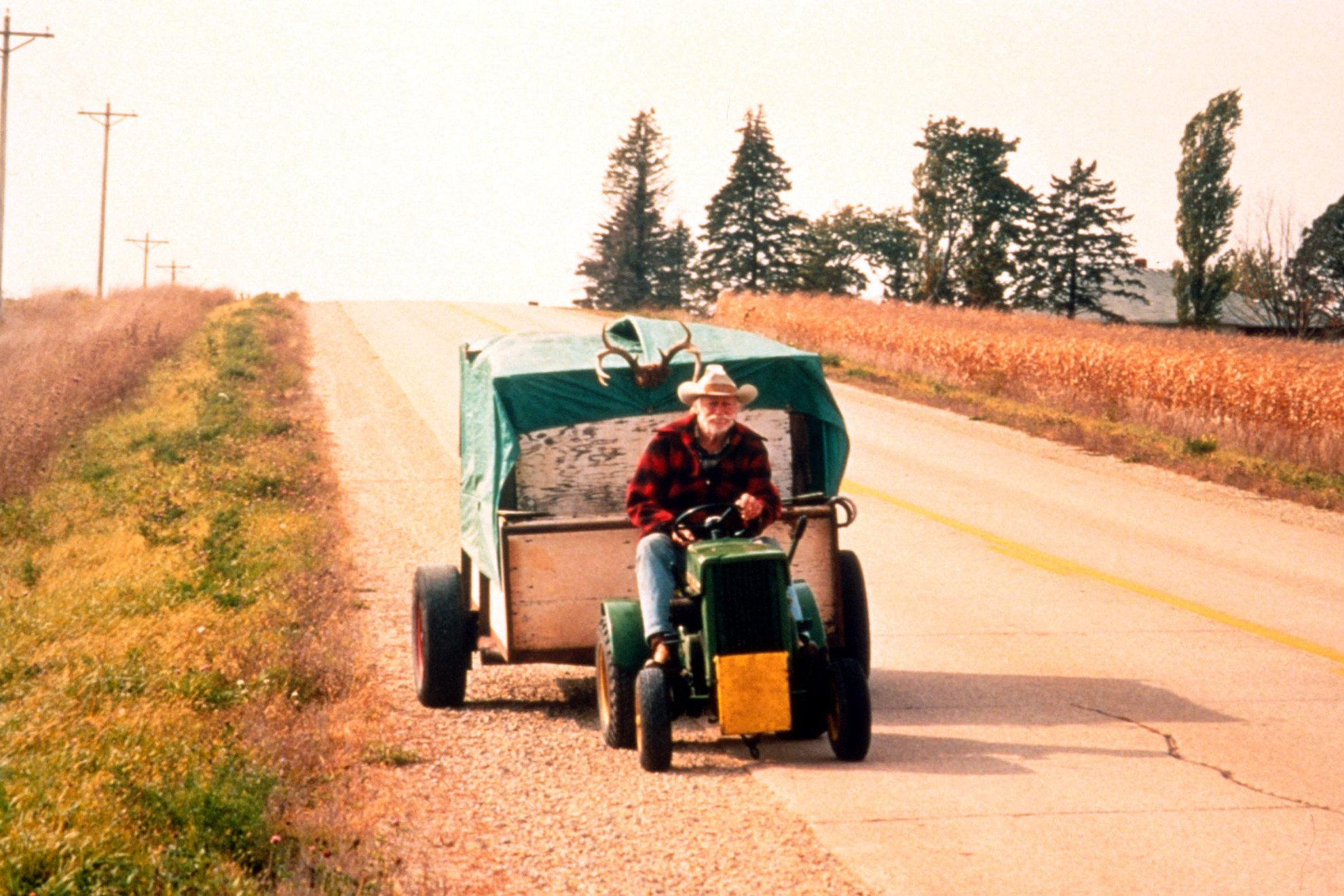 The Straight Story – Igaz történet (The Straight Story)
1999-es amerikai-brit-francia életrajzi filmdráma, amelyet David Lynch rendezett.
A történet szerint Alvin Straight (Richard Farnsworth), egy 73 éves férfi megtudja, hogy testvére, Lyle kritikus állapotban van. Mivel nem tud vezetni, fűnyíróval teszi meg az Iowa-Mt. Zion távolságot.
A filmet 1999-ben Arany Pálma díjra jelölték.