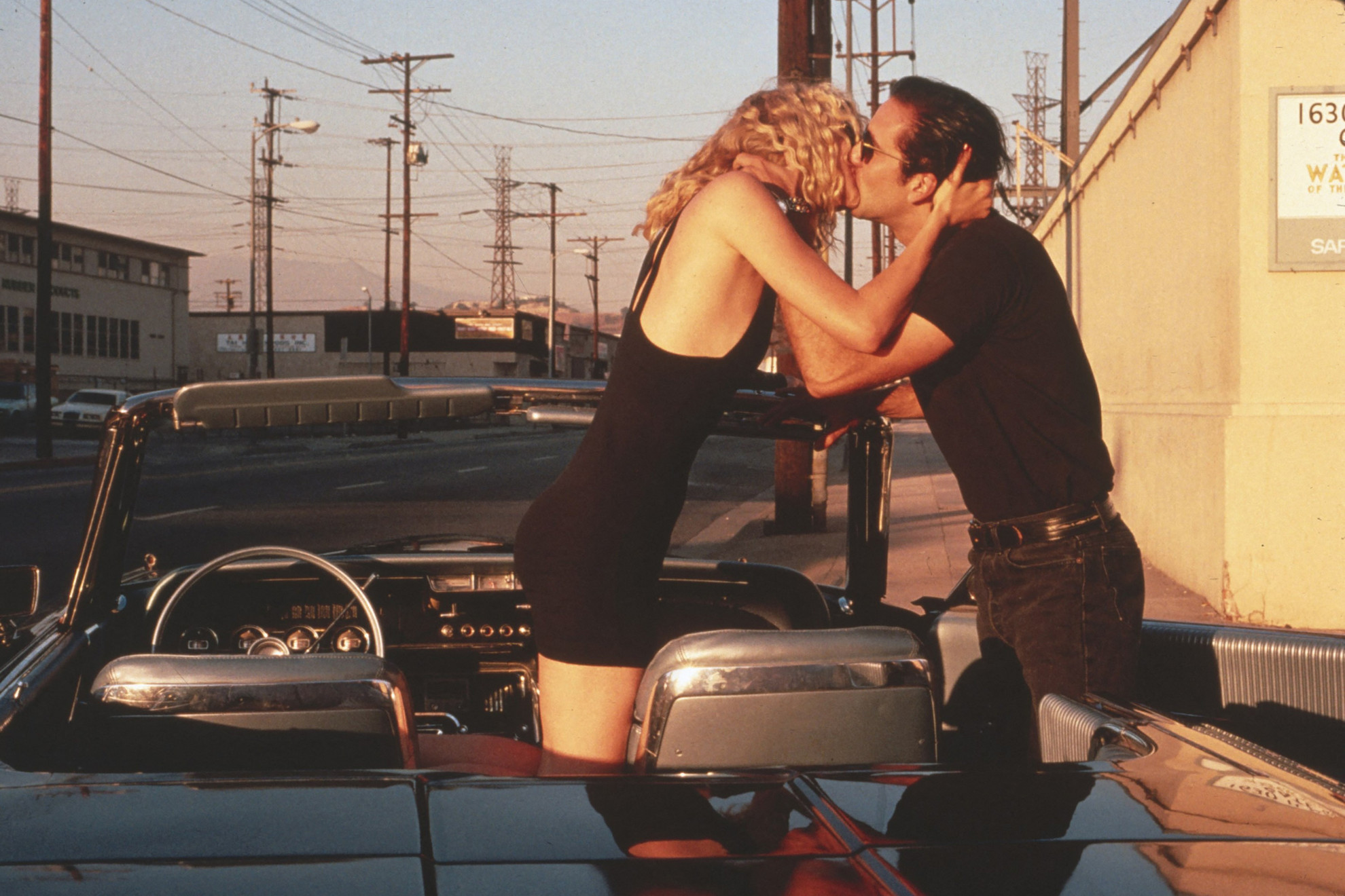 Veszett a világ (Wild at Heart) 
1990-ben bemutatott romantikus bűnügyi filmdráma, amelyet David Lynch írt és rendezett, Barry Gifford azonos című regénye alapján. 
A történet Sailor Ripley (Nicolas Cage) és Lula Fortune (Laura Dern) szerelméről szól. Lula édasanyja (Diane Ladd) nem nézi jó szemmel a fiatalok kapcsolatát, ezért magánnyomozót és bérgyilkost küld utánuk.
A film 1990-ben elnyerte a Cannes-i filmfesztivál Arany Pálma díját, valamint 1991-ben az Independent Spirit Awards-on a  legjobb operatőrnek járó elismerést.
