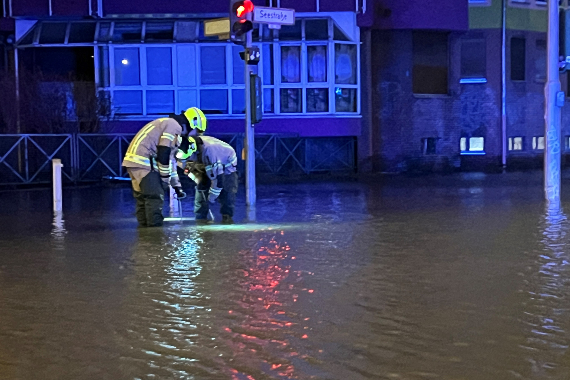 A mentőszolgálat a Seestraßén dolgozik Szilveszterkor Berlinben