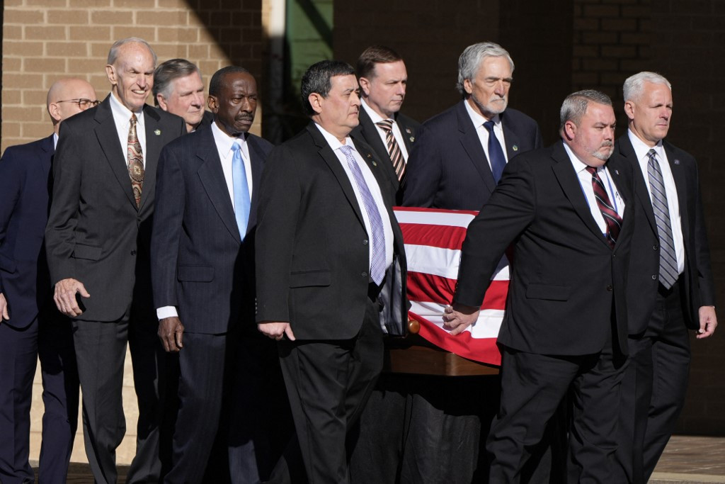 A Carter-részleghez beosztott egykori és jelenlegi amerikai titkosszolgálati ügynökök Jimmy Carter volt elnök zászlóval bevont koporsójával a Phoebe Sumter Medical Centerben 2025. január 4-én. Hatnapos temetési szertartás lesz Jimmy Carter volt elnök számára, miután december 29-én, 100 éves korában elhunyt