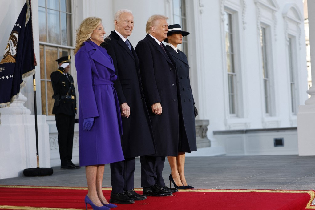 Biden elnök és Jill Biden nem sokkal délelőtt 10 óra előtt a Fehér Házban üdvözölte Donald és Melania Trumpot. „Üdvözöljük itthon” - mondta Biden Trumpéknak