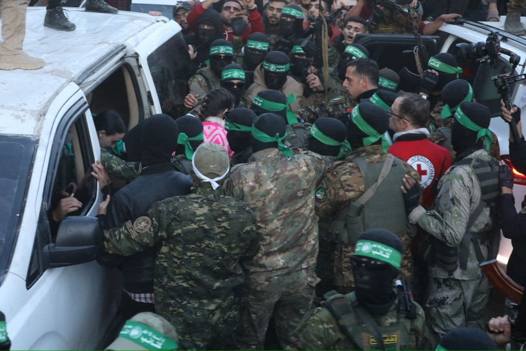 Fotó: AFP/Anadolu/Dawoud Abo Alkas A Hamász al-Kasszam Brigád fegyveresei 3 izraeli túszt adtak át a Vöröskeresztnek al-Sarayában az Izrael és a Hamász közötti tűzszüneti és fogolycsere-megállapodás első szakaszának részeként, Gázavárosban, 2025. január 19-én