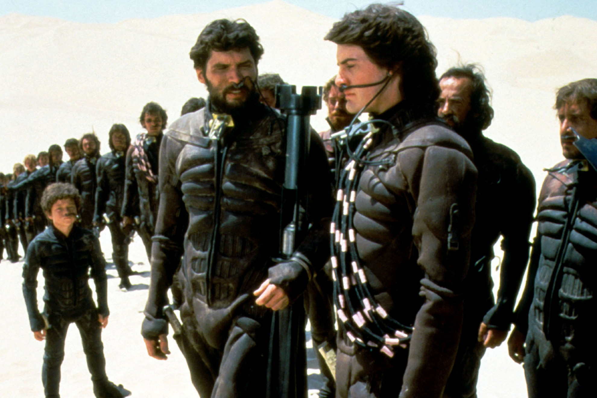 Dűne (Dune) 
1984-ben bemutatott, David Lynch által rendezett tudományos-fantasztikus film, amely Frank Herbert 1965‑ös azonos című regényén alapul.
A film a jövőben játszódik, amikor a bolygókat IV. Shaddam padisah-császár kormányozza. A világegyetem legértékesebb anyaga a fűszer-melanzs, amely meghosszabbítja az életet. A csodaszer csak egyetlen egy bolygón található meg, a száraz, sivatagos Arrakison, amelyet lakói, a fremenek csak Dűnének neveznek. Ezen a bolygón csapnak össze az ősi ellenségek, hogy megszerezzék a fűszert.
A Dűne 1985-ben elnyerte a Szaturnusz-díjat a legjobb kosztűmért.