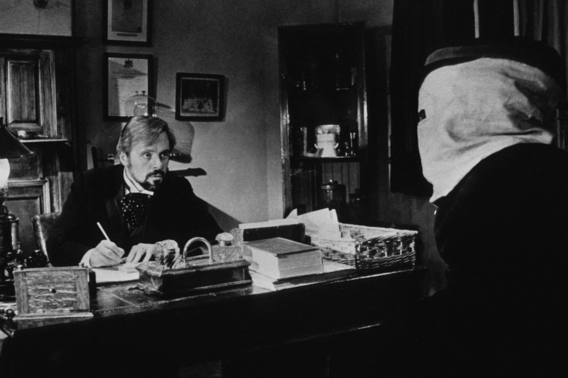 Az elefántember (The Elephant Man) 
1980-ban bemutatott fekete-fehér amerikai filmdráma David Lynch rendezésében, amely igaz történet alapján készült, Joseph Merrick életének története alapján, Dr. Frederick Treves orvos feljegyzései és egyéb beszámolók nyomán. 
A történet a XIX. század végi viktoriánus Angliában játszódik, ahol doktor Trevers (Sir Anthony Hopkins) elismert sebész figyelmét felkelti egy sanyarú sorsú férfi, John Merrick, akinek születési rendellenességek miatt teljesen eltorzult az arca.
A filmet nyolc Oscar-díjra jelölték, valamint elnyert három BAFTA-díjat a legjobb film, a legjobb férfi főszereplő és a legjobb díszlet kategóriában