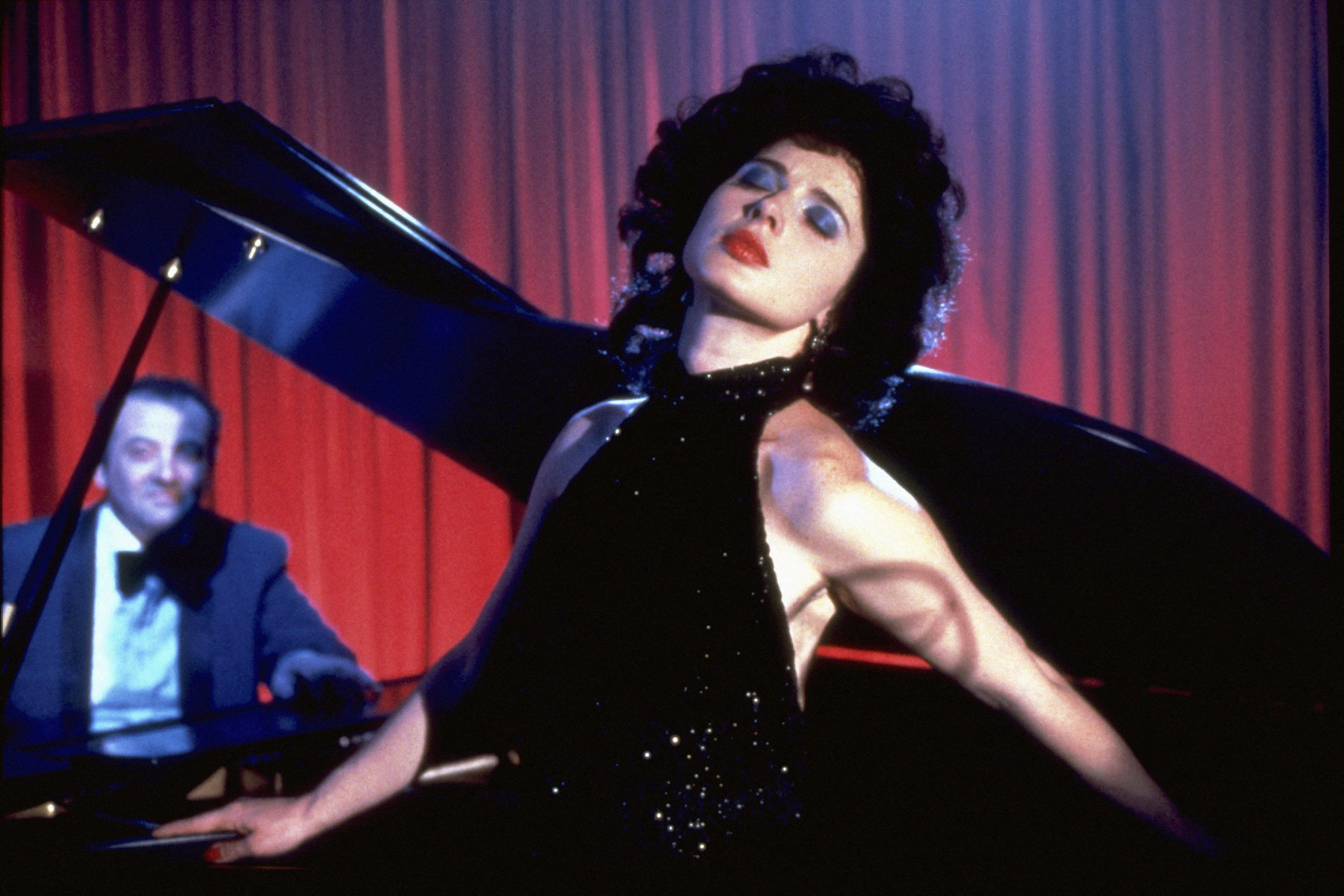 Kék bársony (Blue Velvet) 
1986-ban bemutatott amerikai thriller. Írta és rendezte David Lynch. 
A film középpontjában egy hallgató áll, Jeffrey Beaumont (Kyli Maclachlan), aki levágott emberi fület talál egy mezőn. Jeffrey egy helyi nyomozó lányának, Sandynek (Laura Dern) a segítségével nyomozni kezd. Az alvilág bugyraiban kapcsolatba kerülnek a csábító bárénekesnővel, Dorothyval (Isabella Rossellini), illetve a bűnöző Frank Booth-szal (Dennis Hopper)