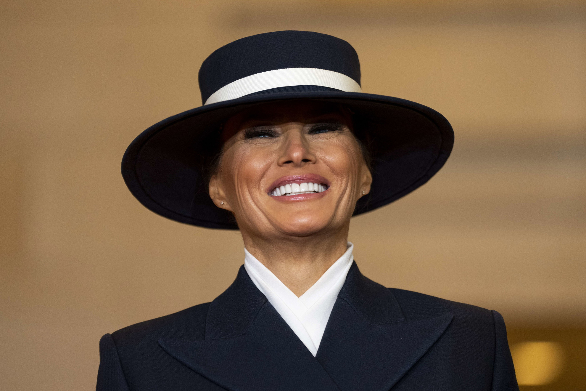 Ezért viselte a szemeit eltakaró kalapot Melania Trump