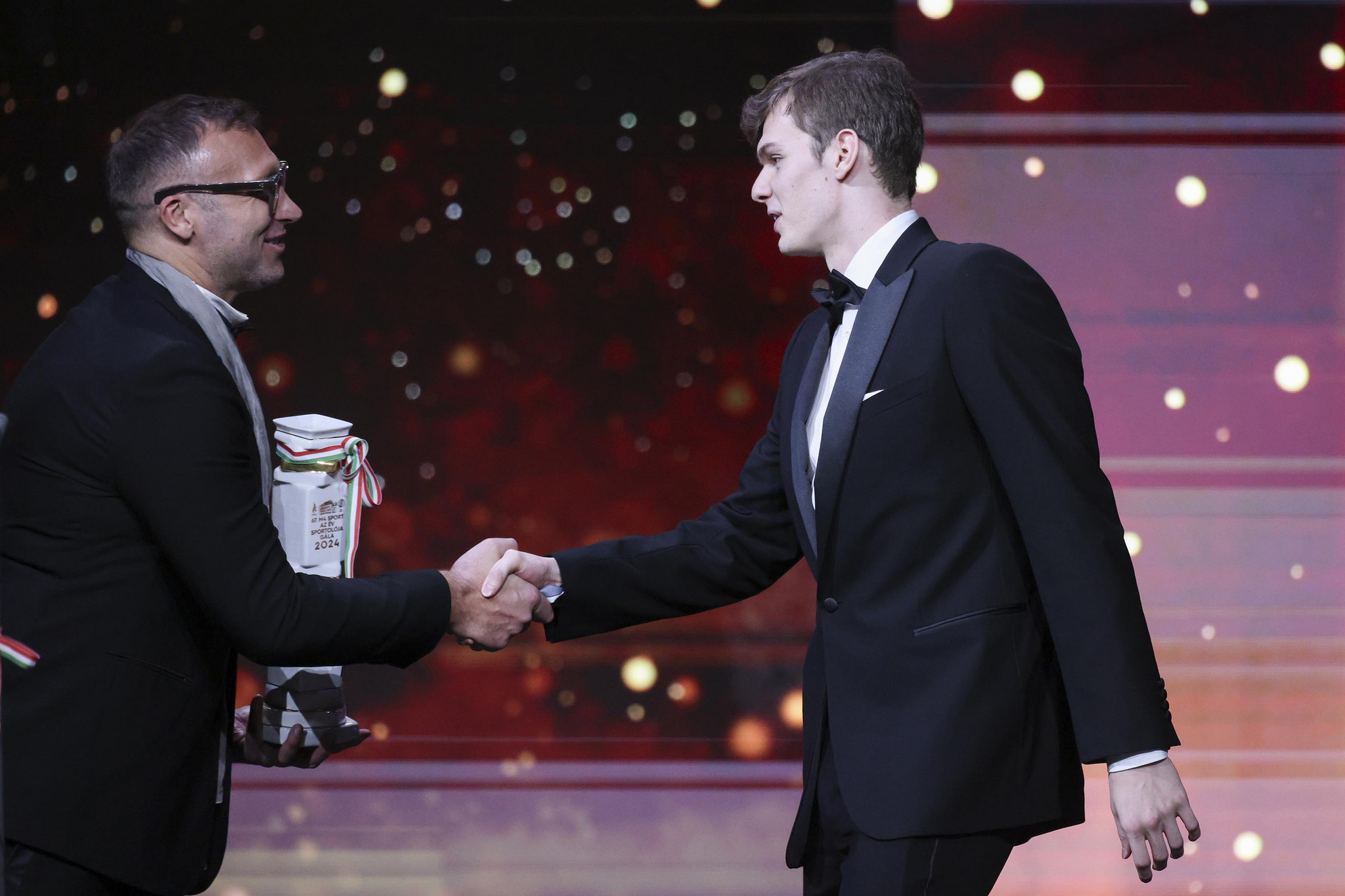 Kós Hubert olimpiai bajnok úszó (j) átveszi az Év férfi sportolója díjat Ian Thorpe ötszörös olimpiai bajnok ausztrál úszótól az M4 Sport-Az Év Sportolója Gálán a Magyar Állami Operaházban 2025. január 13-án