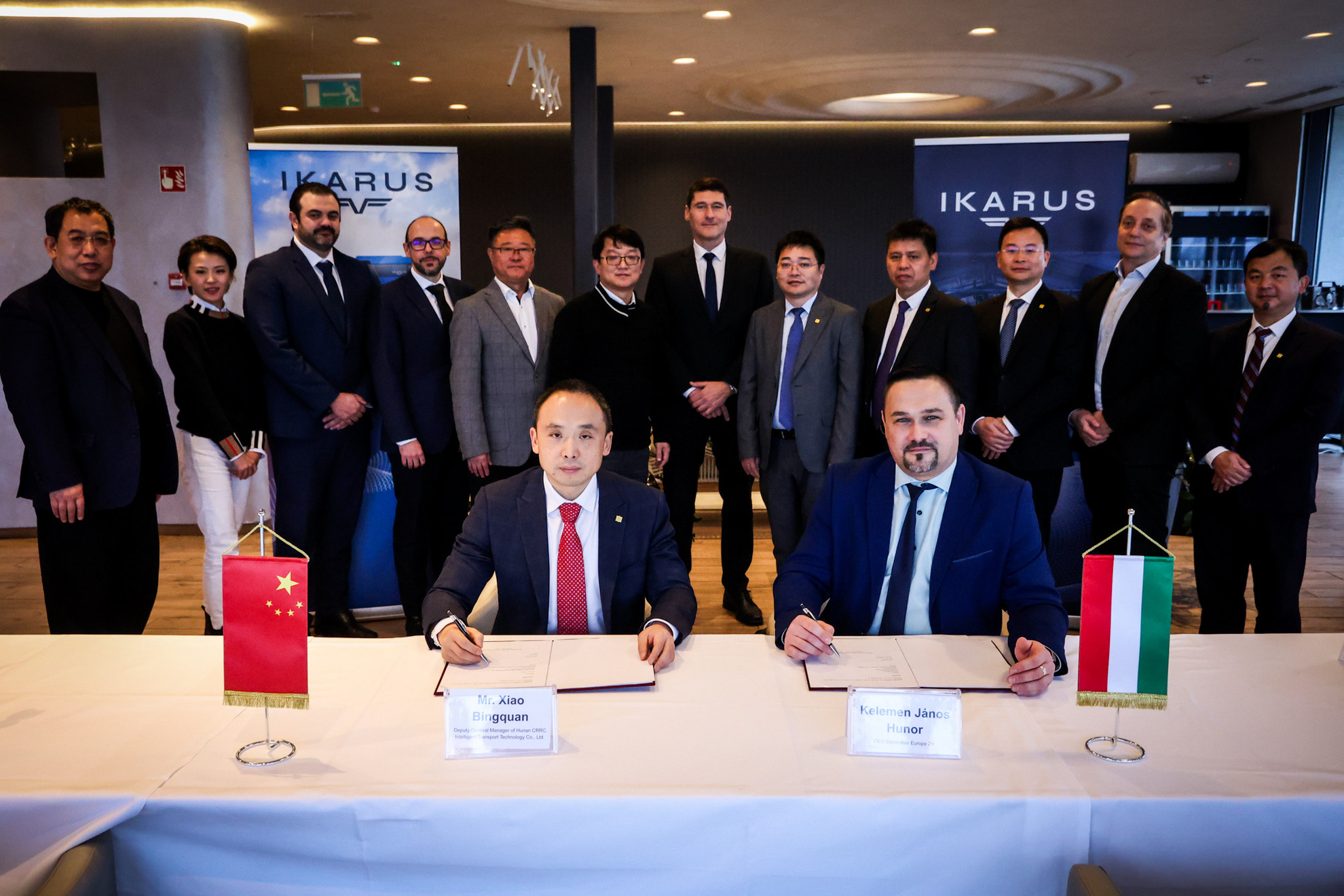 Xiao Bingquan, a CRRC képviselője és Kelemen Hunor az együttműködési megállapodás aláírásakor