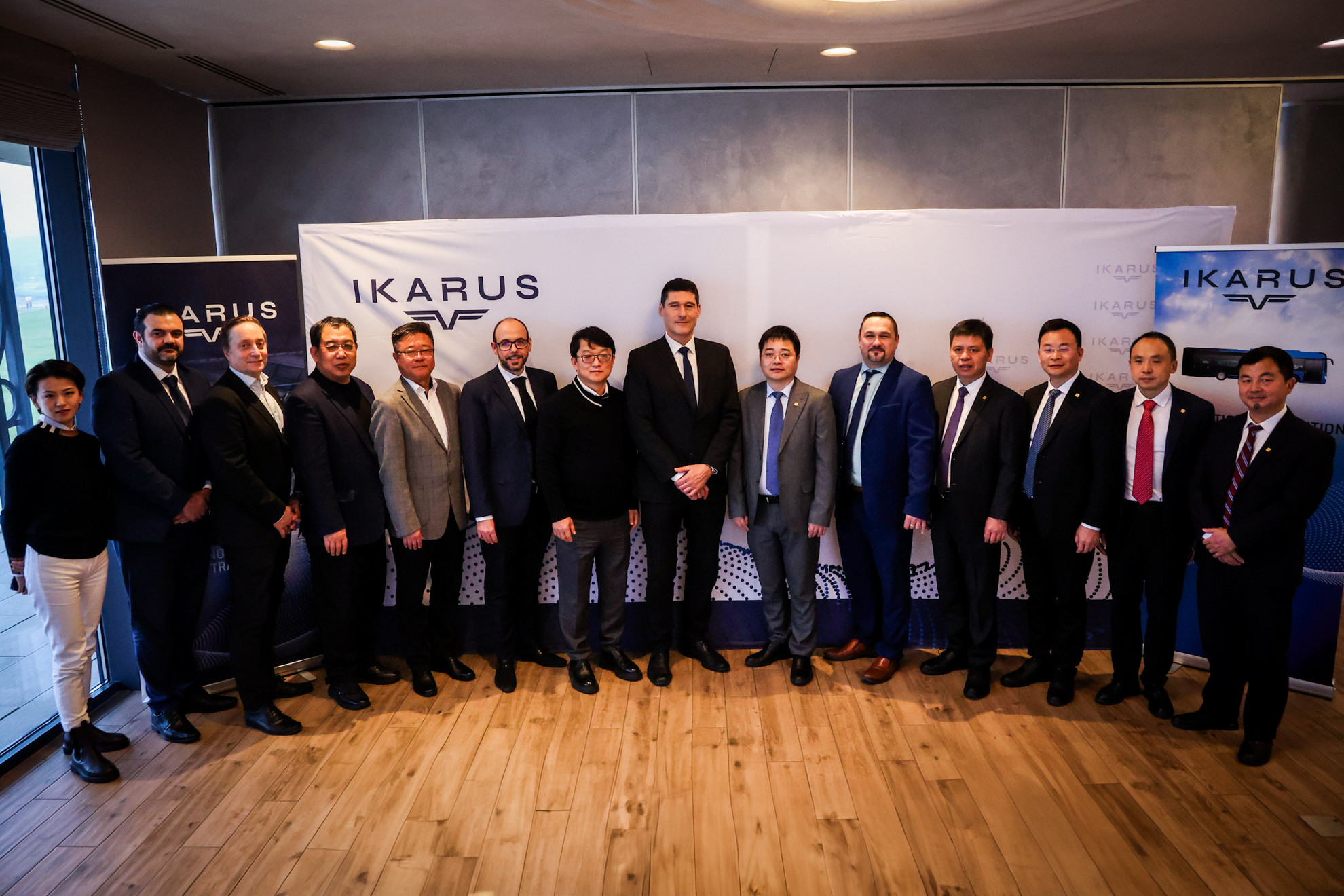Az Ikarus vezetői és a CRRC képviselői