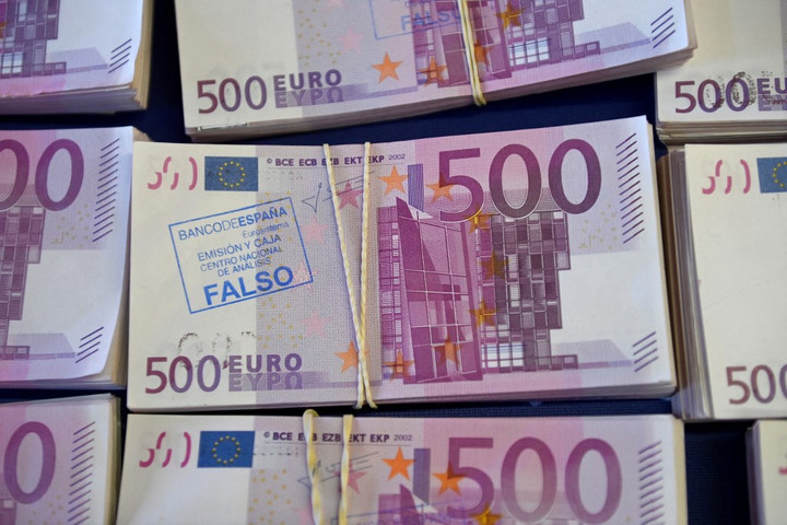 Fotó: AFP/Pierre-Philippe Marcou Bűnözői bankjegyrangsor