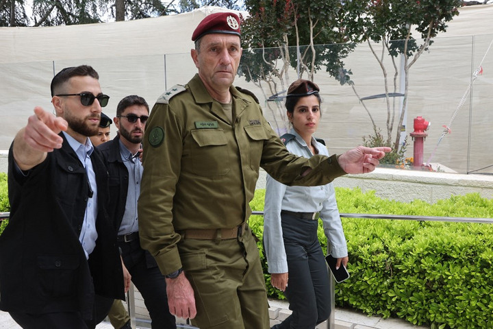 Fotó: AFP/POOL/Gil Cohen-Magen Bejelentette visszavonulását az izraeli vezérkari főnök és a déli hadseregparancsnok