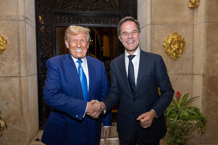 Fotó: AFP/NATO/Handout Ursula von der Leyen is üdvözölte Donald Trumpot