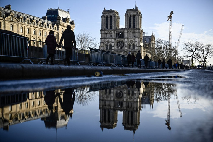 Fotó: AFP/Julien de Rosa A Notre-Dame-ból származó köveket sorsolnak ki